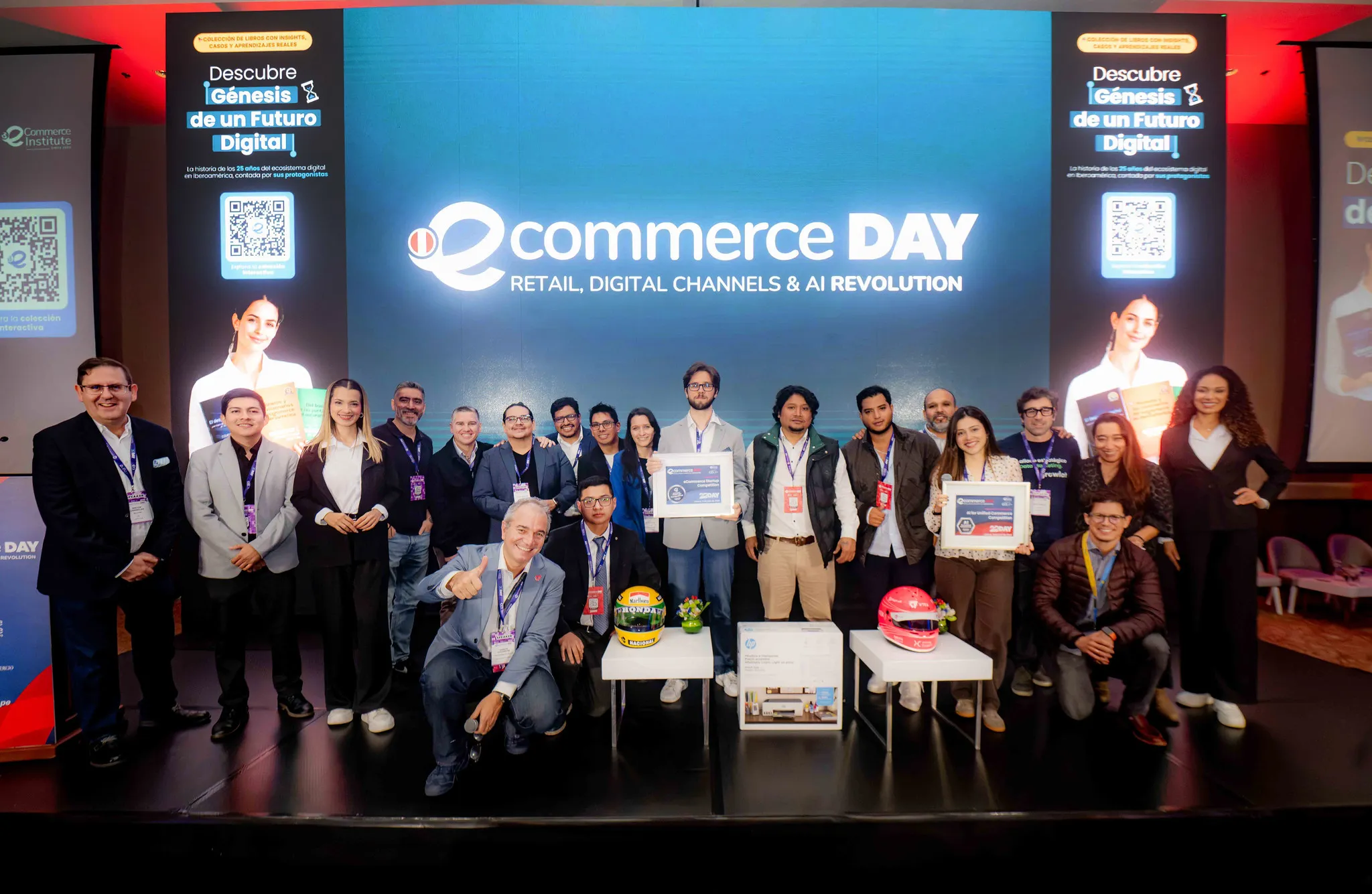 El equipo de Zentral con el resto de finalistas en el escenario del eCommerce Day, sosteniendo las placas del concurso.