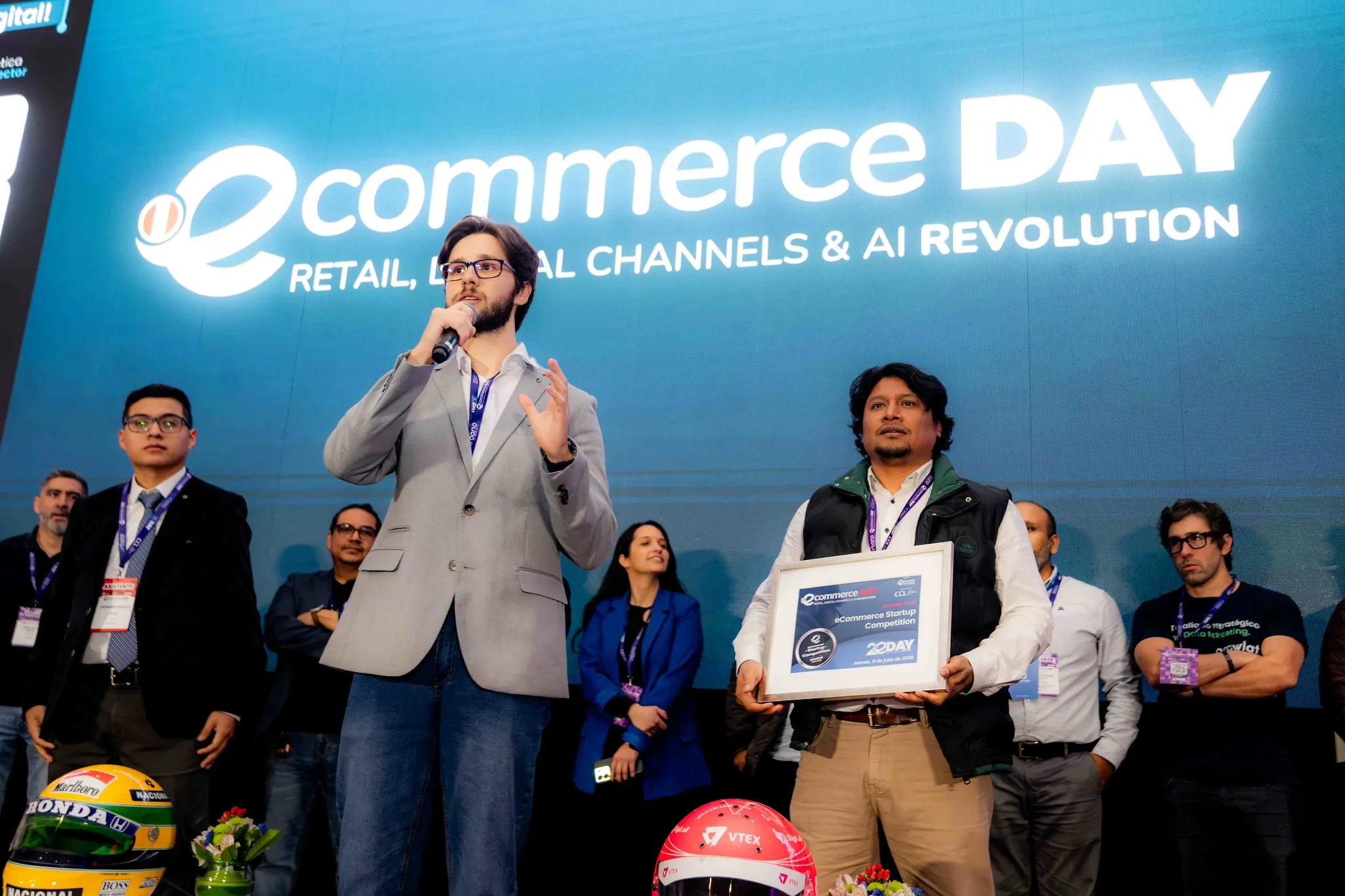Un miembro del equipo de Zentral hablando por micrófono en el escenario del eCommerce Day tras recibir el premio.